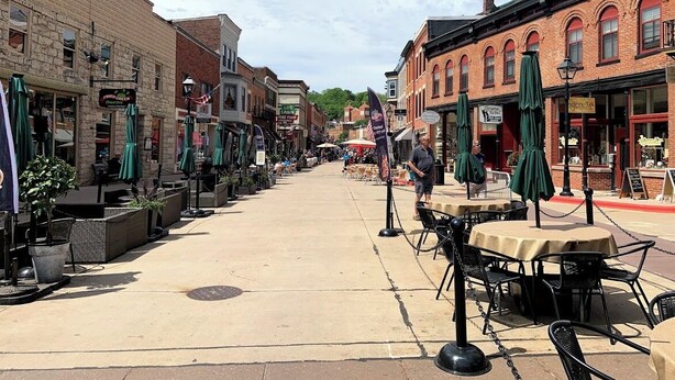 A street lined with outdoor seating areas and brick buildings. - Galena 4BR • 4 Private Baths • Sleeps 10 • Game Room • Owners’ Club (Galena)