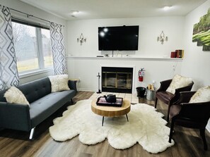 TV connectée, cheminée, livres