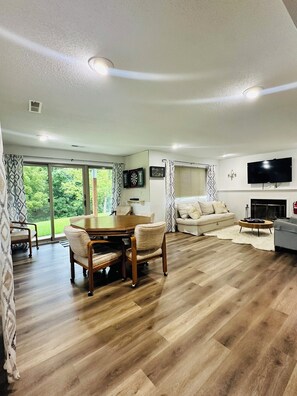 Smart-TV, Kamin, Bücher