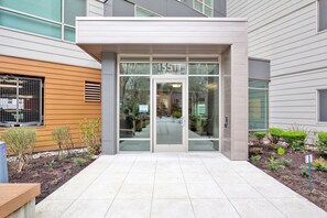 Exterior detail - Delightful Bellevue 2BR w/ Yoga Studio, nr Restaurants, by Blueground (Seattle)