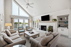 TV, books - Steps to the Beach on Seabrook! Family Favorite w/ Club Access (Seabrook Island)