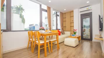 Apartamento standard | Roupas de cama premium, camas com colchões pillow-top