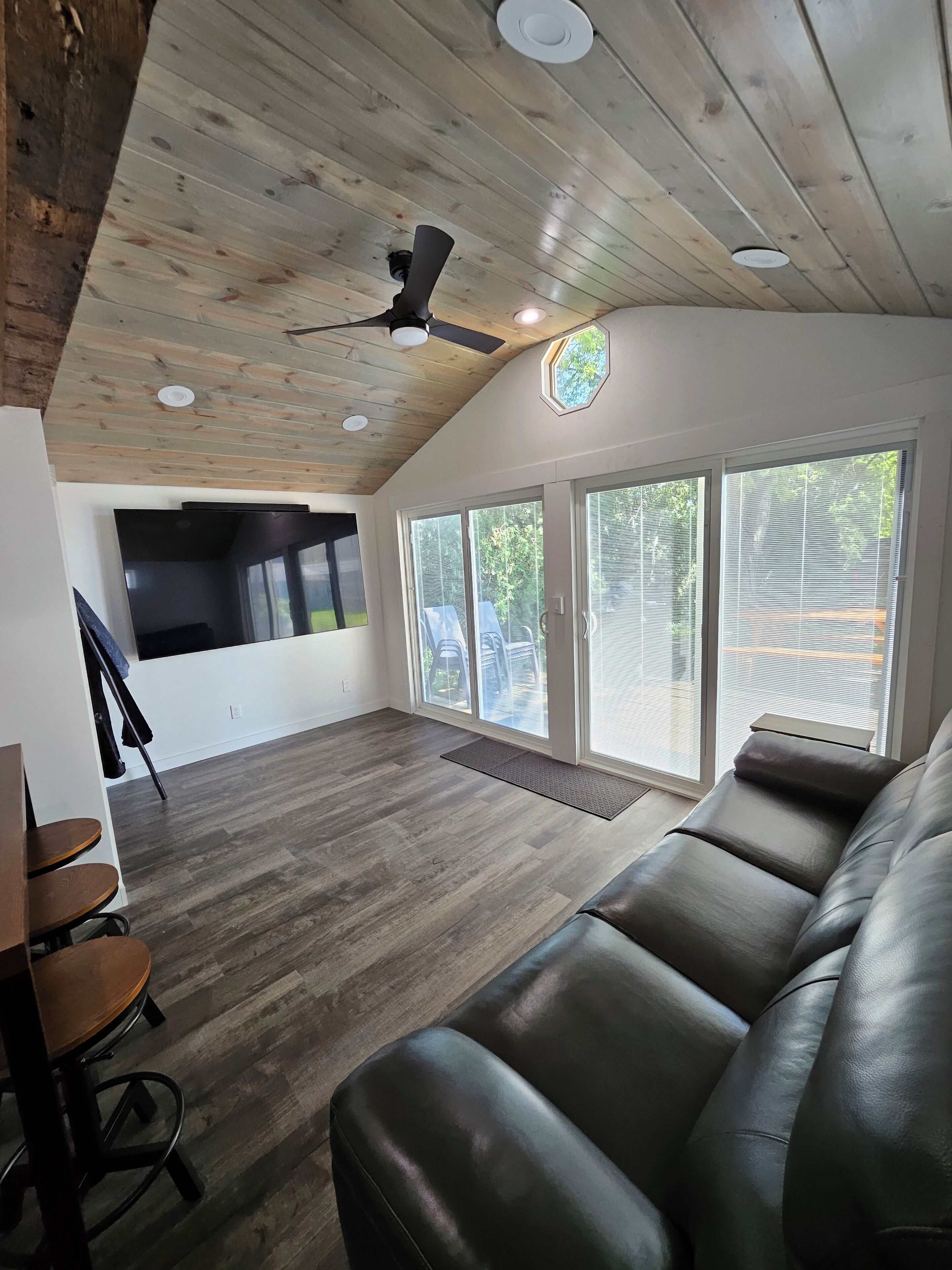 Fernseher, Kamin, Stereoanlage