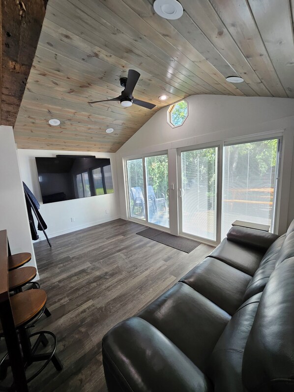 Fernseher, Kamin, Stereoanlage