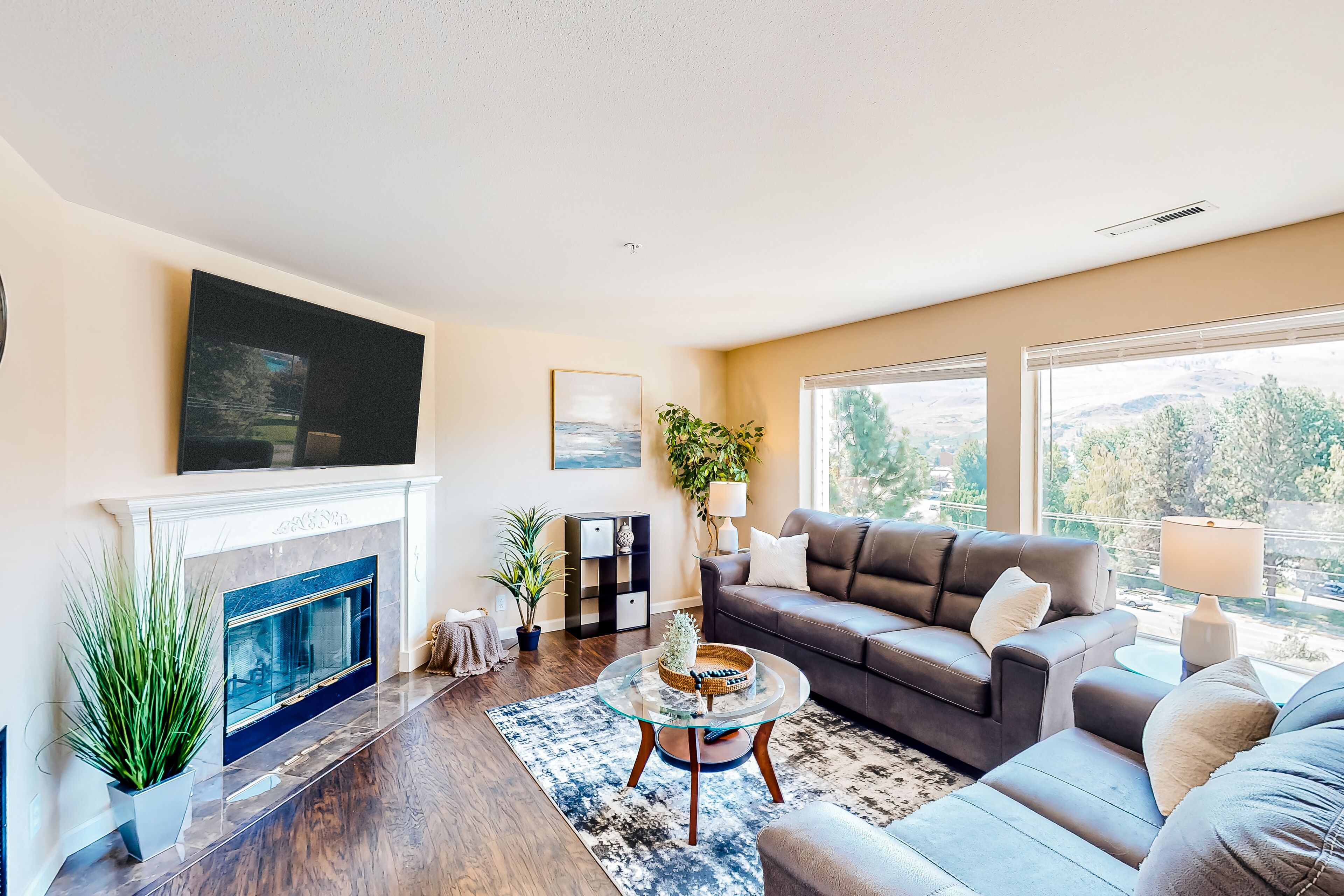 Mountain view condo with a gas fireplace, seasonal pool, hot tub, & tennis