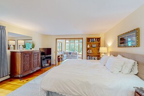 4 bedrooms, WiFi, bed sheets - Dog-friendly, custom-designed home with 180-degree salt marsh view & 2 decks (Yarmouth Port)