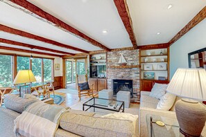 Fernseher, DVD-Player, Bücher, Stereoanlage