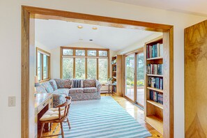 Fernseher, DVD-Player, Bücher, Stereoanlage