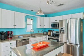 Fridge, microwave, oven, stovetop - Blues Beach Bungalow (Navarre Beach)