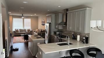 Coffee/tea maker, fridge, microwave, oven