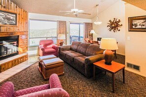 TV, fireplace, DVD player, table tennis - 2BDR mountain condo near some great ski resorts. Bring the whole family! (Ruidoso)