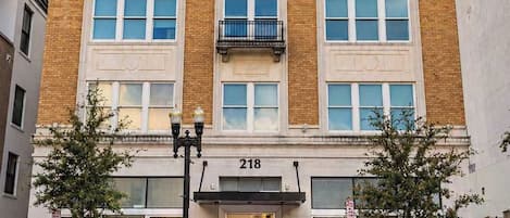 Un edificio de varios pisos con un letrero que dice 'Florida Baptist Building' en la parte superior.
