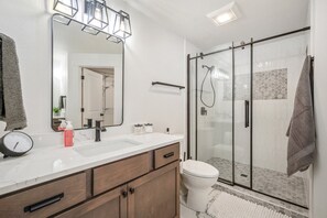 Towels, soap, shampoo, toilet paper - Coeur d'Alene Three Suite Retreat (Coeur d'Alene)