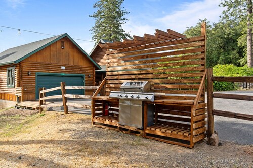 Log Cabin retreat with spectacular views