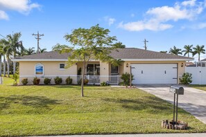 Exterior - Hot Tub/ King Bed - Cozy Home in Cape Coral! (Cape Coral)