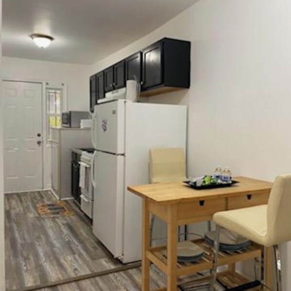 Dining - Beautiful one Bedroom (Washington)