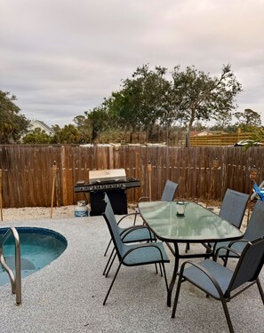 Outdoor dining - Updated Large Pool Home w/Game Room W/Pool Table & Darts Only 1/2 Mile Beaches (Venice)