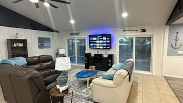 Smart-tv, pejs, stereoanlæg