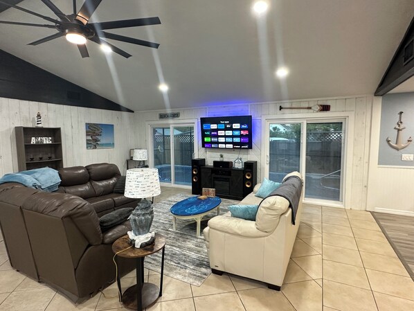 Smart TV, fireplace, stereo - Updated Large Pool Home w/Game Room W/Pool Table & Darts Only 1/2 Mile Beaches (Venice)