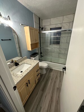 Shower, hair dryer, towels, soap - Updated Large Pool Home w/Game Room W/Pool Table & Darts Only 1/2 Mile Beaches (Venice)