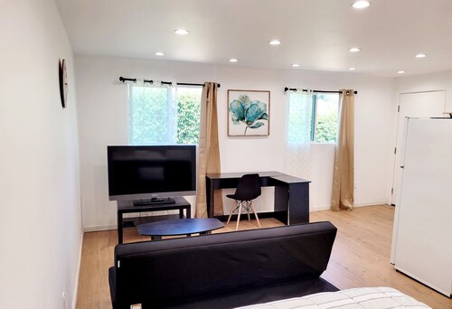 Cozy guest house close to Warner Brothers, Universal Studios, Burbank Airport