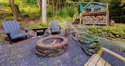 Gorgeous cabin with Pack 'n Play, private dock, lovely deck, firepit, wood stove