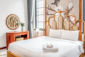 In-room safe, individually decorated, individually furnished, desk - Misaki Tan Son Nhat Airport Hotel (Ho Chi Minh City)