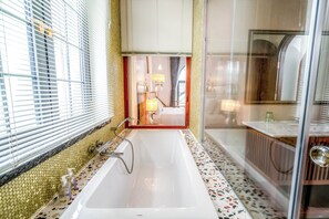 Luxury-Doppelzimmer | Badezimmer | Duschwanne, Regendusche, Haartrockner, Hausschuhe
