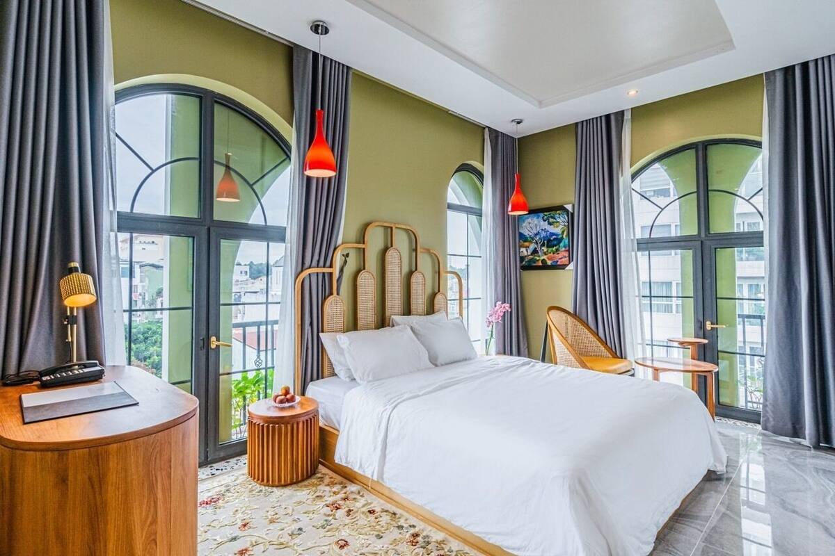 Deluxe-Doppelzimmer, 1 Queen-Bett, Gartenblick | Zimmersafe, Schreibtisch, laptopgeeigneter Arbeitsplatz