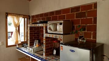 Kühlschrank, Mikrowelle, Wasserkocher mit Kaffee-/Teezubehör