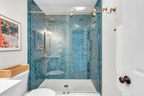 Shower, hair dryer, towels