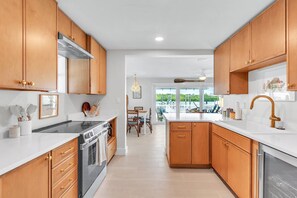 Refrigerador, microondas, horno y parrilla de estufa 