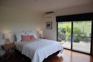 4 bedrooms, iron/ironing board, bed sheets