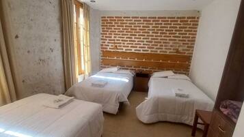 3 habitaciones, tabla de planchar con plancha, wifi y ropa de cama