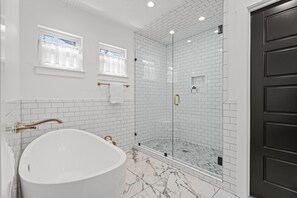 Bathtub, hair dryer, towels - Fraulein Haus, Walk to Main St, Fireplace! (Fredericksburg)