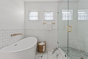 Badewanne, Haartrockner, Handtücher