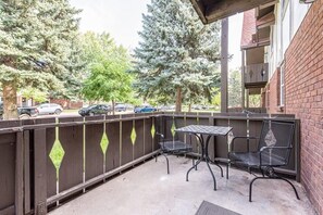 Outdoor dining - Experience Boulder: 1BR With all the Local Charm (Boulder)