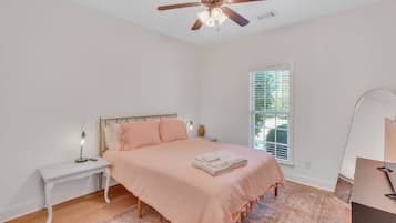 4 bedrooms, iron/ironing board, WiFi, bed sheets