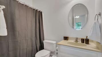Douche, sèche-cheveux, serviettes fournies