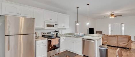 Refrigerador, microondas, horno, placa de cocina