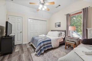3 habitaciones, escritorio, tabla de planchar con plancha y wifi