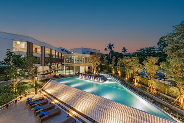 3 outdoor pools, pool umbrellas, pool loungers