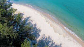 Una playa cerca, toallas de playa