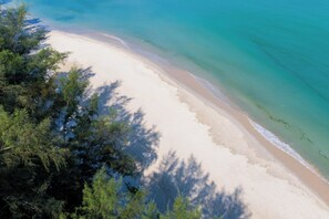 Beach nearby, beach towels - Bella Nara Phuket Naiyang Beach (Sa Khu)