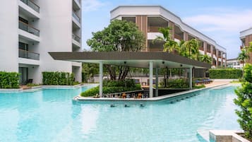 Bar en milieu de piscine