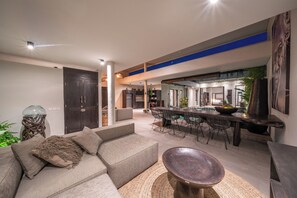 Flat-screen TV - Villa Wiraja 2 (Canggu)