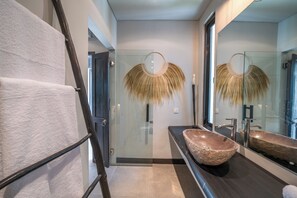 Shower, hair dryer, towels - Villa Wiraja 2 (Canggu)