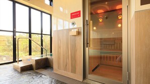 L’entrée d’un hôtel, avec un intérieur en bois, une porte en verre et un panneau indiquant le type de chambre.