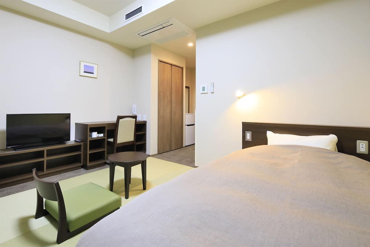Deluxe-Zimmer, Nichtraucher (with Shower and kitchenette) | 1 Schlafzimmer, kostenloses WLAN, Bettwäsche