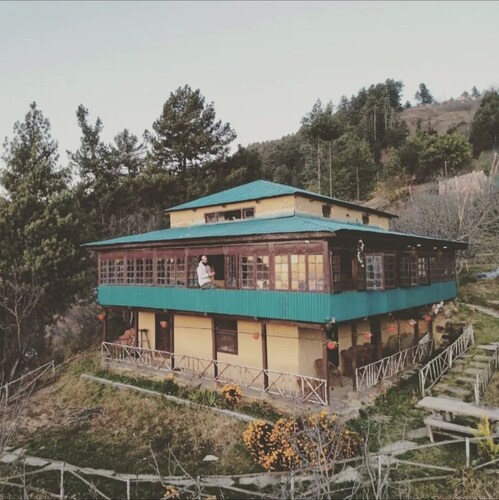 80 year old Vintage property....located between Apple orchards and pine trees